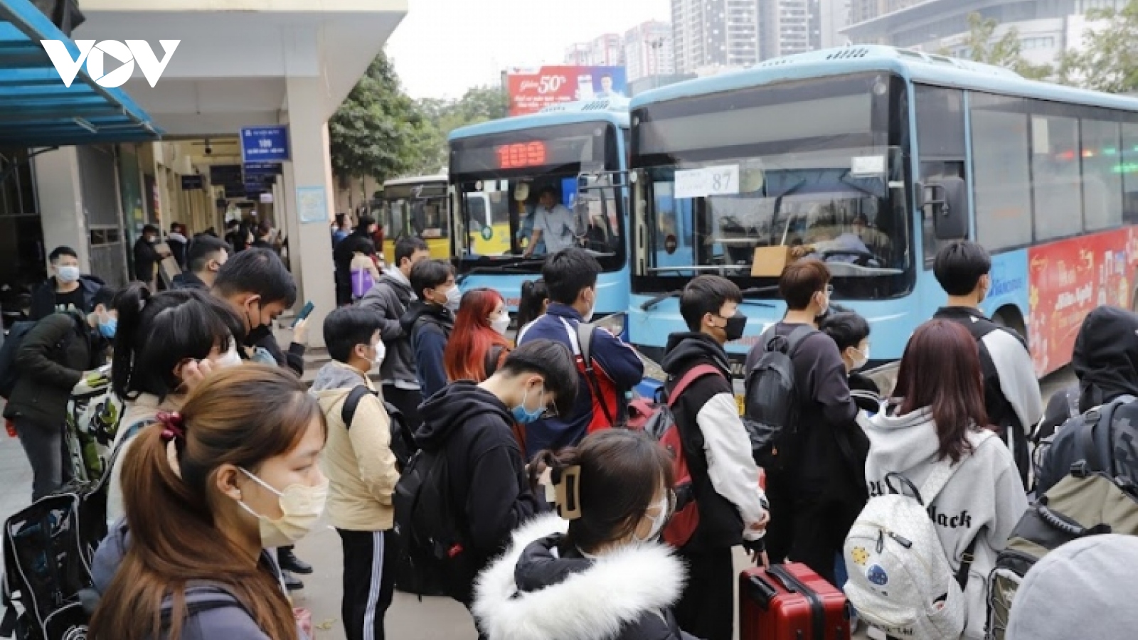 New Year holidaymakers back to work, Hanoi gateways congested